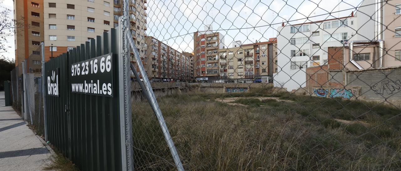 El solar situado junto al cruce de las avenidas de San José y Cesáreo Alierta donde Brial levantará una urbanización de unas 100 viviendas.