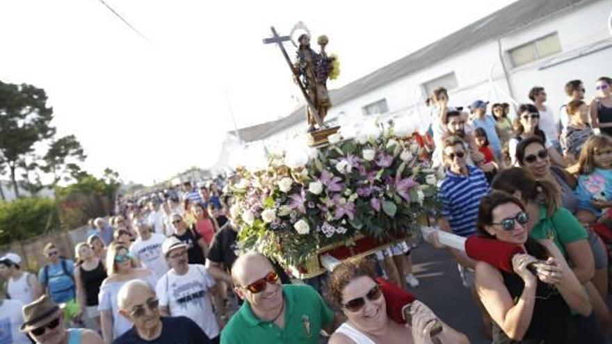 Multitud de vecinos arroparon a la imagen en su Bajada.