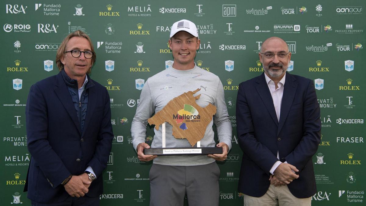 Marcus Helligkilde posa con su trofeo de campeón del torneo disputado en Calvià