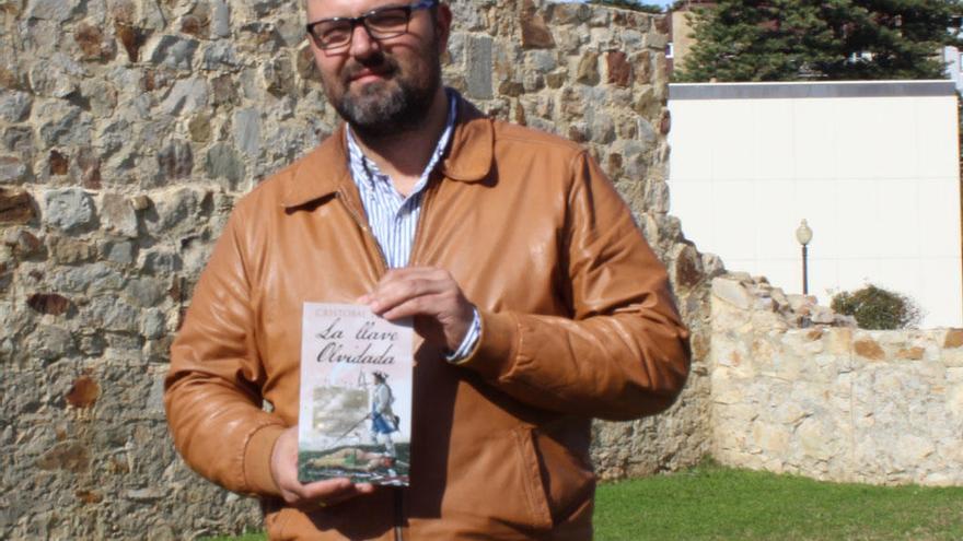 Cristóbal Tejón, esta semana con su nueva novela, en el fuerte de San Felipe, en La Línea.