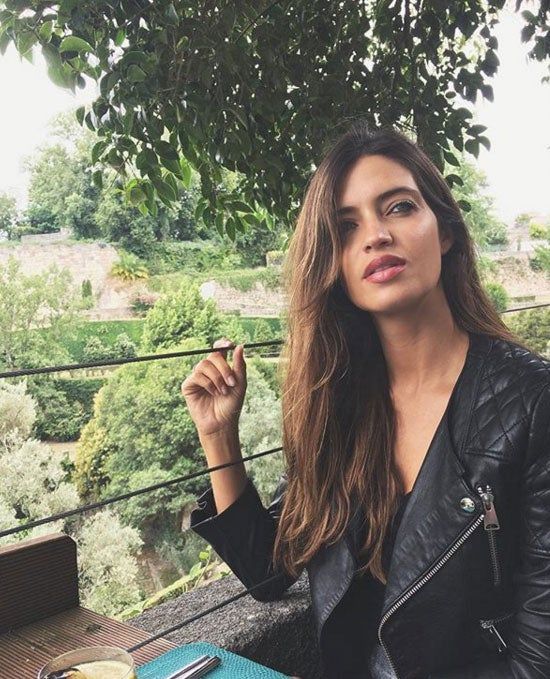 sara-carbonero-sabe-como-llevar-la-chaqueta-masculina