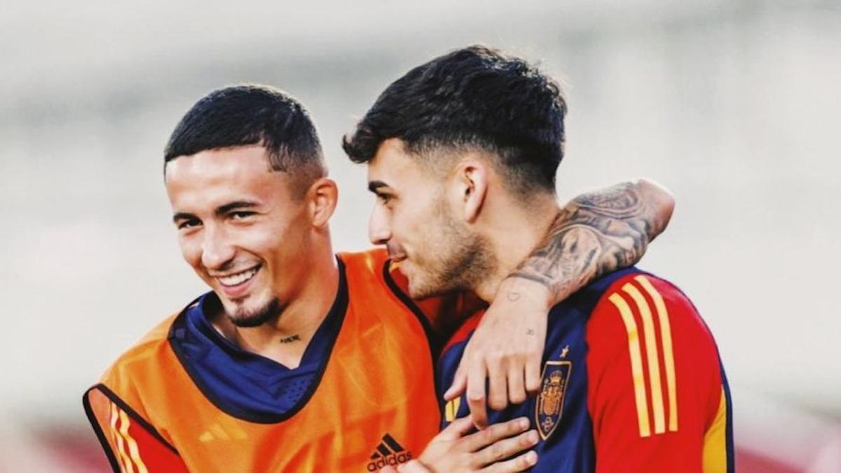 Yeremy Pino y Pedri con la selección española