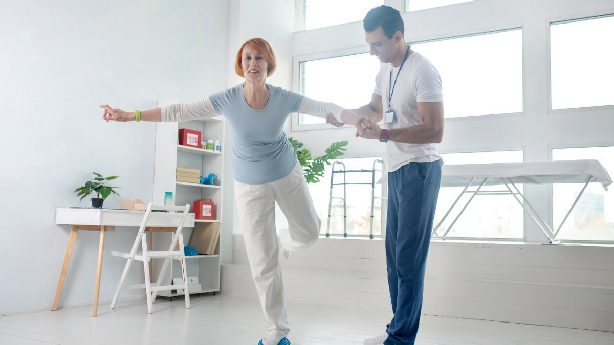 Mujer mayor entrenando el equilibrio