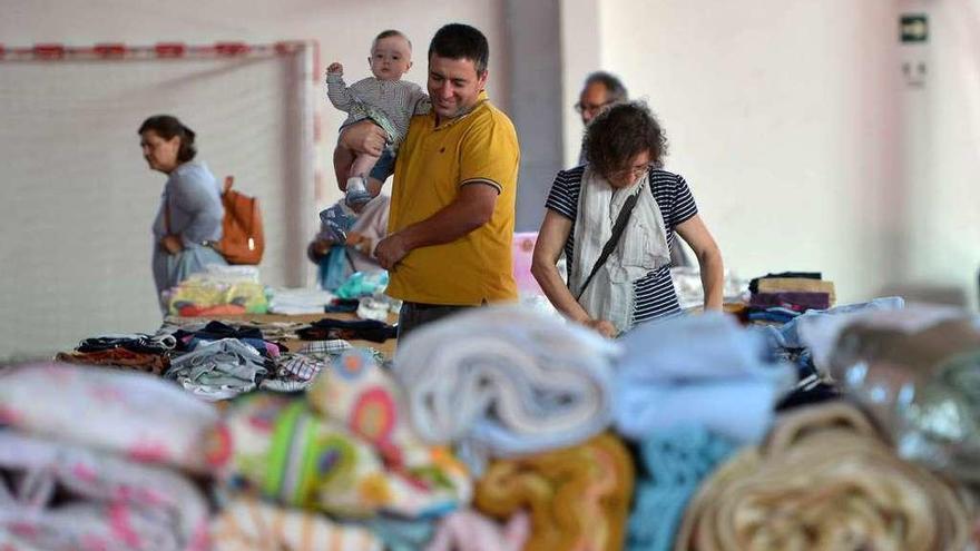 Un aspecto del mercadillo organizado en el pabellón de Chan de Barcia. // G. Santos