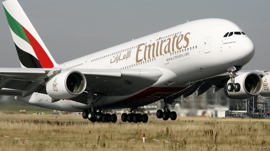 Archivo - FILED - 29 July 2008, Hamburg: The first Airbus A380, which was delivered to the Arab airline Emirates at the Airbus plant in Hamburg-Finkenwerder, takes off from the factory airport in Finkenwerder towards Dubai on July 29, 2008. Emirates Airli