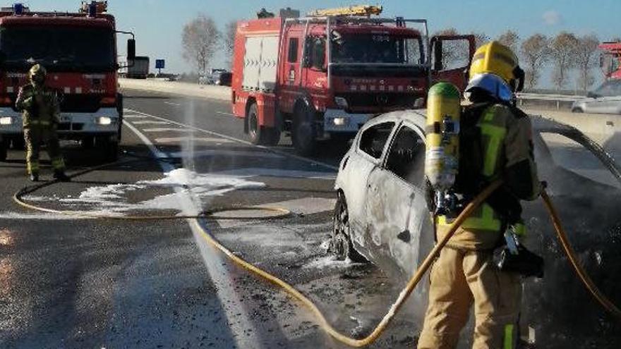 Els Bombers treballant en l&#039;extinció del foc -