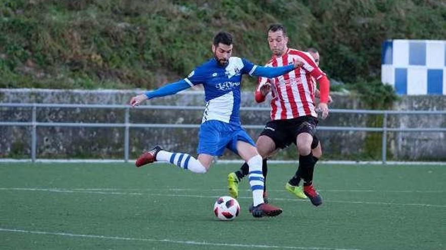 Nacho Méndez se dispone a golpear el balón.