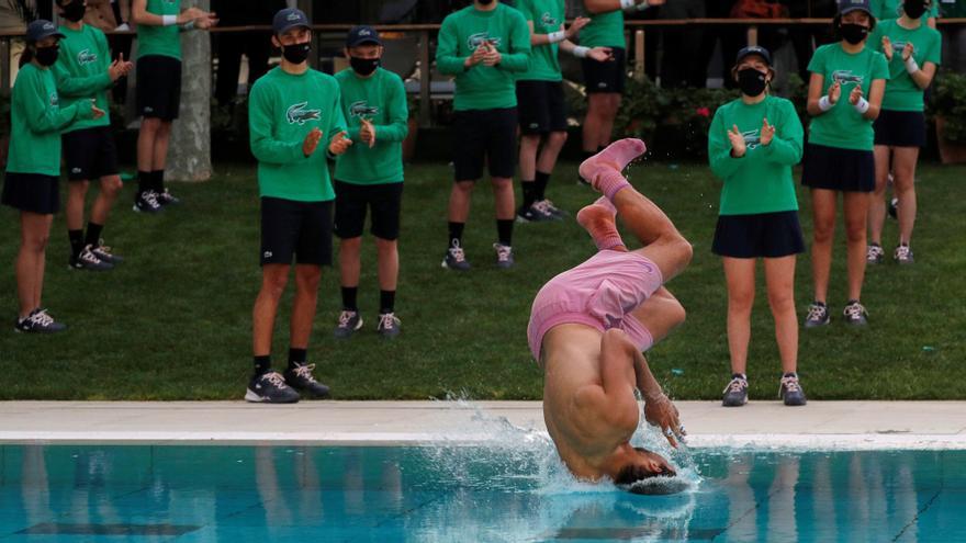 Nadal celebra su victoria con su tradicional salto a la piscina del Real Club de Tenis Barcelona.