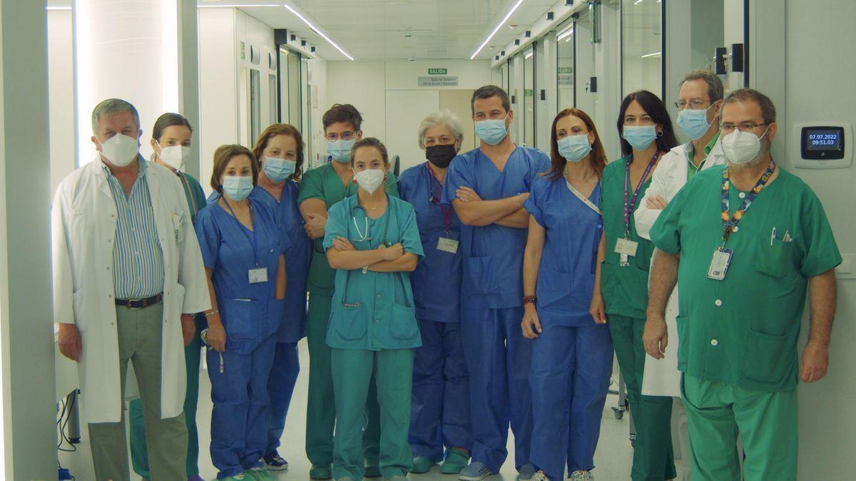 Equipo de profesionales que ha participado en este nuevo avance en el hospital Reina Sofía.