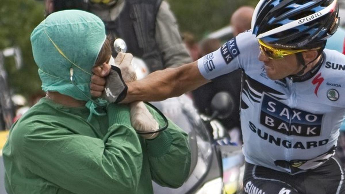 Incidente entre Contador y una persona disfrazada durante la 19ª etapa del Tour de Francia