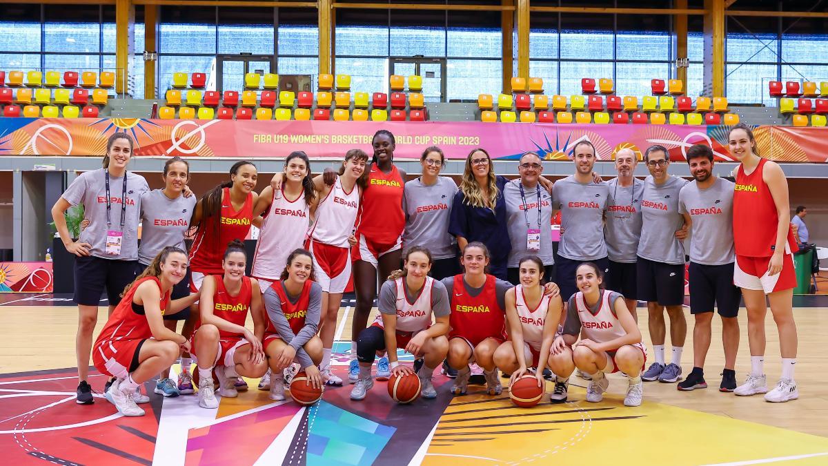Amaya Valdemoro visita a las jugadoras de España Sub-19