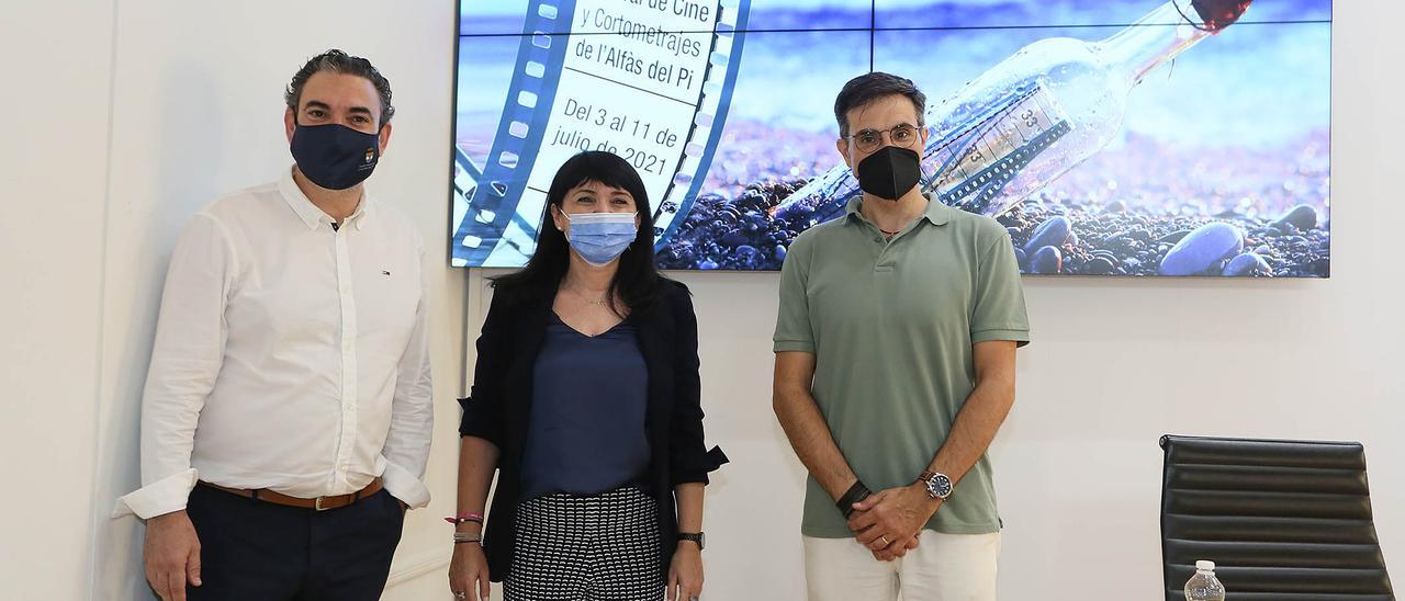 El alcalde de l'Alfàs, Vicente Arques; la diputada de Cultura, Julia Parra, y el director del festival, Luis Larrodera, con el cartel al fondo