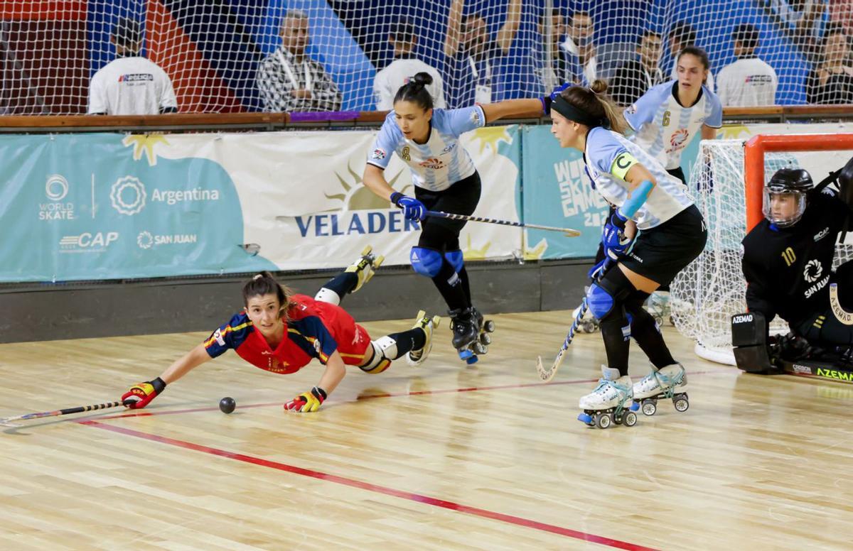 Adriana Soto, de frente, con la española Laura Puigdueta caída a sus pies. | // JUANJO VINYA-RFEP