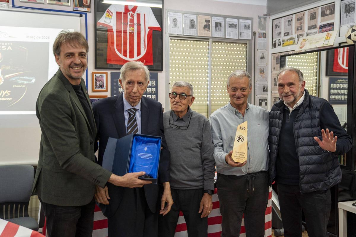 Valentí i Basiana fan entrega a Manel Sànchez, acompanyat de Cornet i Torra, de les dues plaques