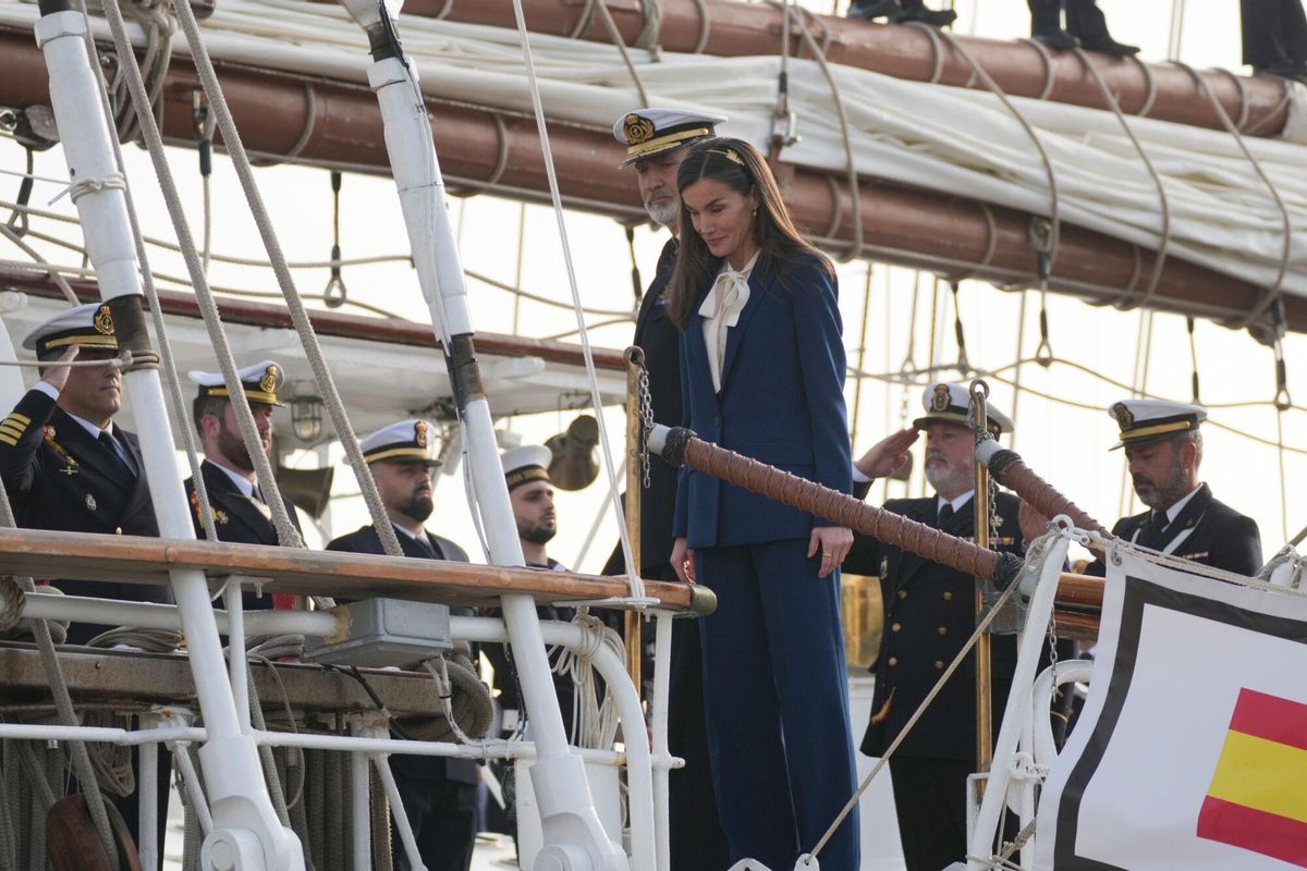 Los Reyes Felipe VI y Letizia Ortiz, se despiden de la Princesa de Asturias, Leonor de Borbón antes de la partida de embarcar en el Juan Sebastián Elcano. A 11 de enero de 2025 en Cádiz, Andalucía (España). Los Reyes Felipe VI y Letizia, junto a la ministra de Defensa, Margarita Robles, presiden el acto de despedida del buque escuela Juan Sebastián de Elcano en el Puerto de Cádiz. En esta ocasión histórica, la Princesa de Asturias, Leonor de Borbón, embarcará como guardiamarina de primero. El evento contará también con la presencia del presidente de la Junta de Andalucía, Juanma Moreno. 11 ENERO 2025 Francisco J. Olmo / Europa Press 11/01/2025. FELIPE VI;LETIZIA ORTIZ;Francisco J. Olmo;category_code_sho;