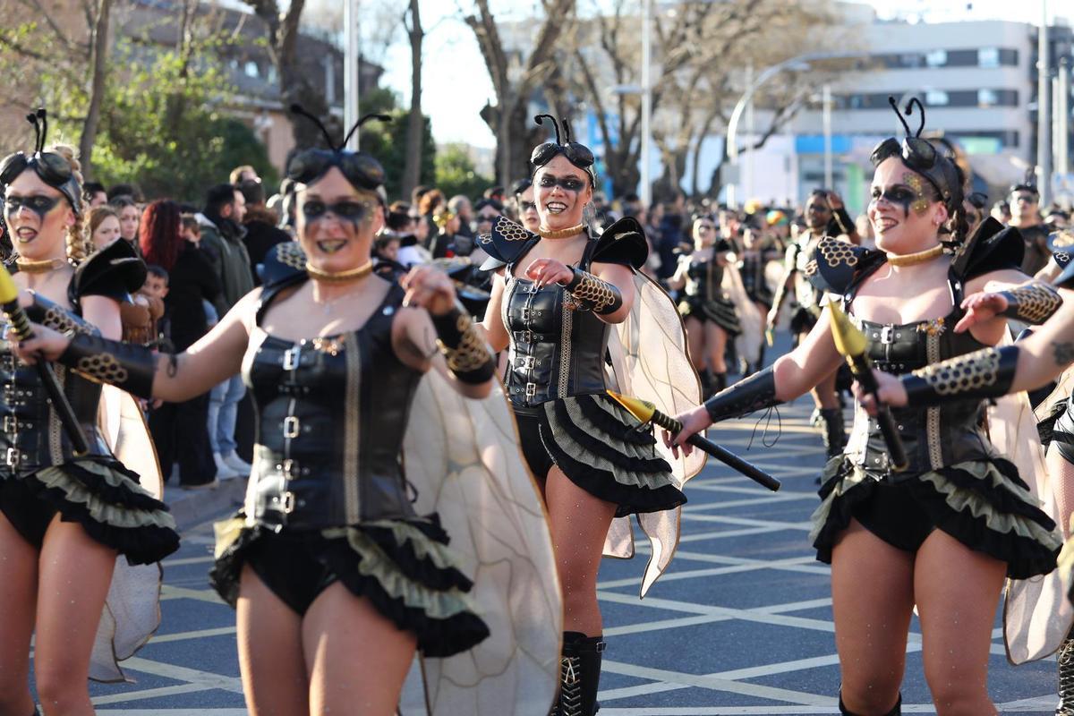 Miles de personas han vuelto a disfrutar del desfile de Carnaval de Toledo que ha llenado de color las calles de la ciudad