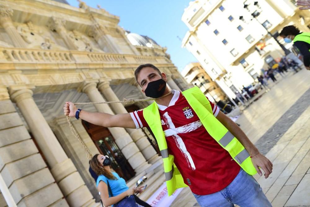 Los hosteleros protestan en las calles de Cartagena sin el apoyo de su patronal