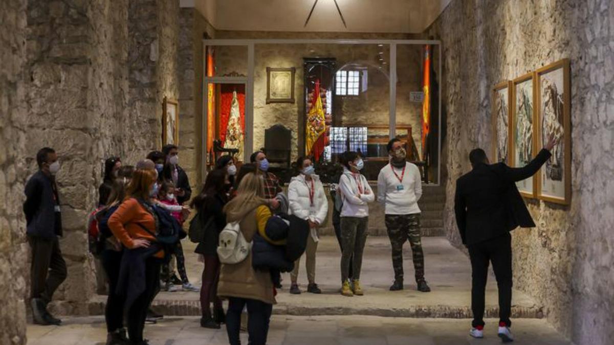 El guía explica en la sala Felipe II la historia del castillo