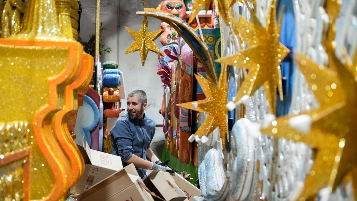 Voluntarios ultiman los preparativos de las carrozas de la Cabalgata de Reyes de Sevilla.