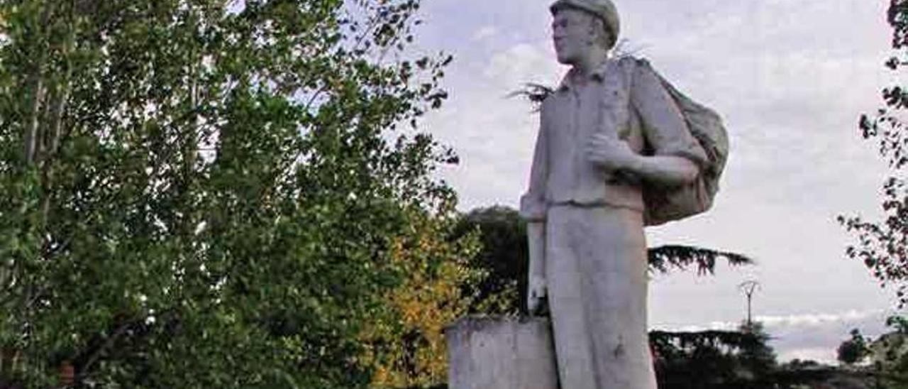 Monumento al emigrante en Fermoselle.