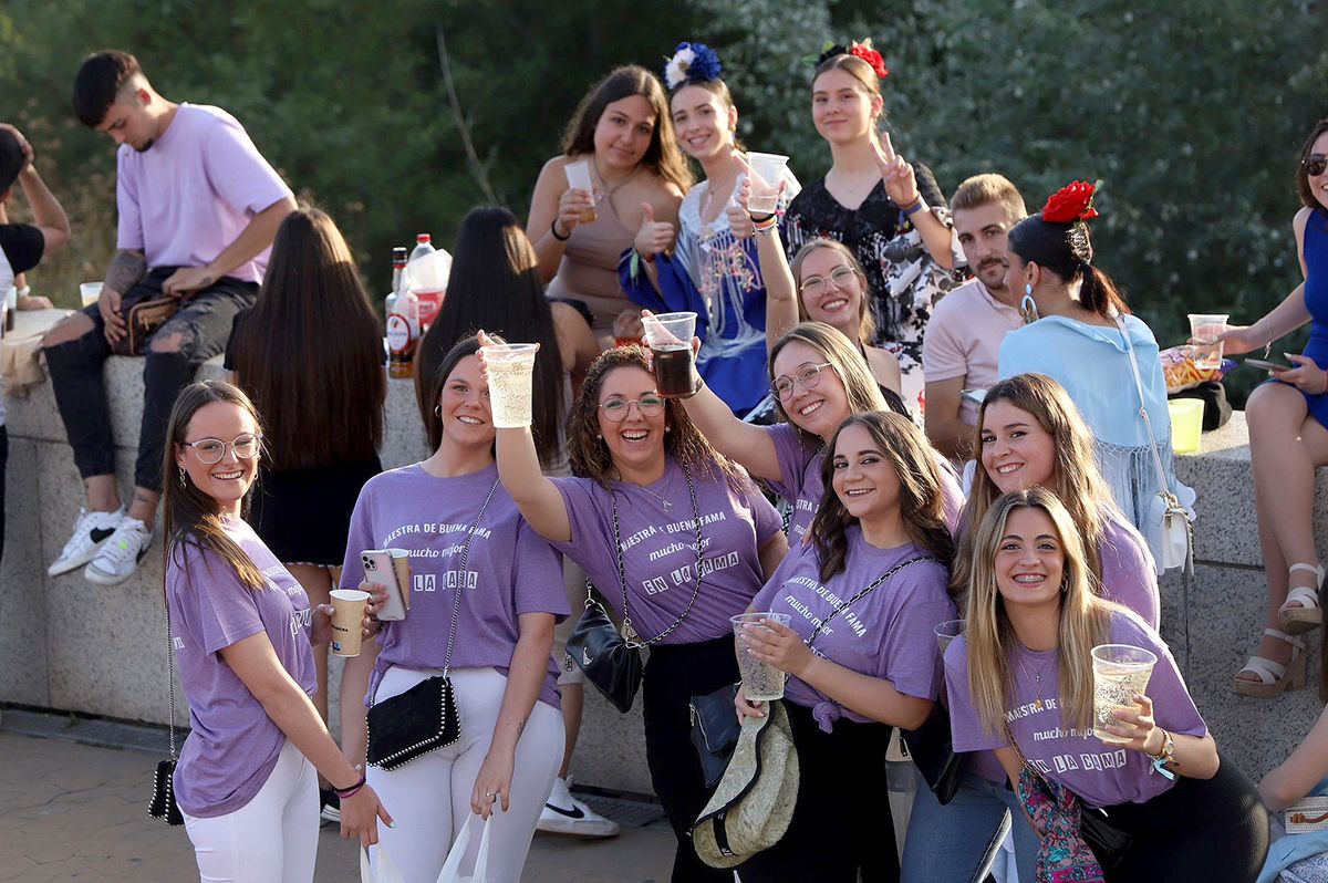 Centenares de jóvenes hacen el tradicional botellón del miércoles de Feria