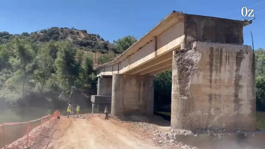 VÍDEO | Obras de derribo del puente de Granja Florencia en la carretera ZA-P-2102