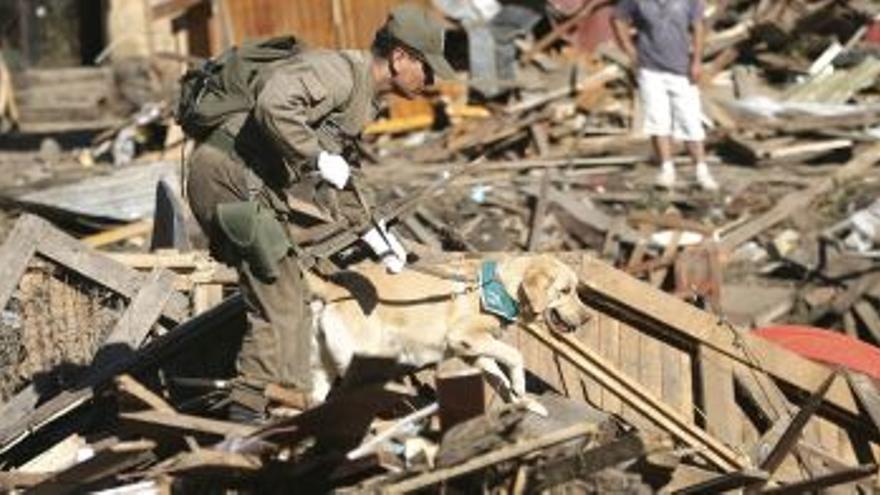 Rescatadas 79 personas entre los escombros de un edificio que se derrumbó en Concepción