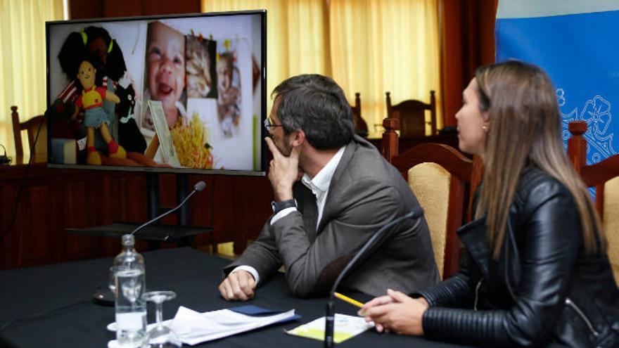 Pedro San Ginés y Maite Corujo, ayer, visionan un vídeo sobre menores.