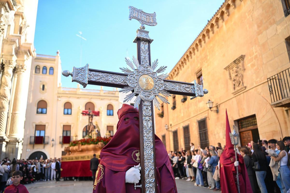 Un momento de la salida de la procesión de Sangre y Salud este Jueves Santo en Elche