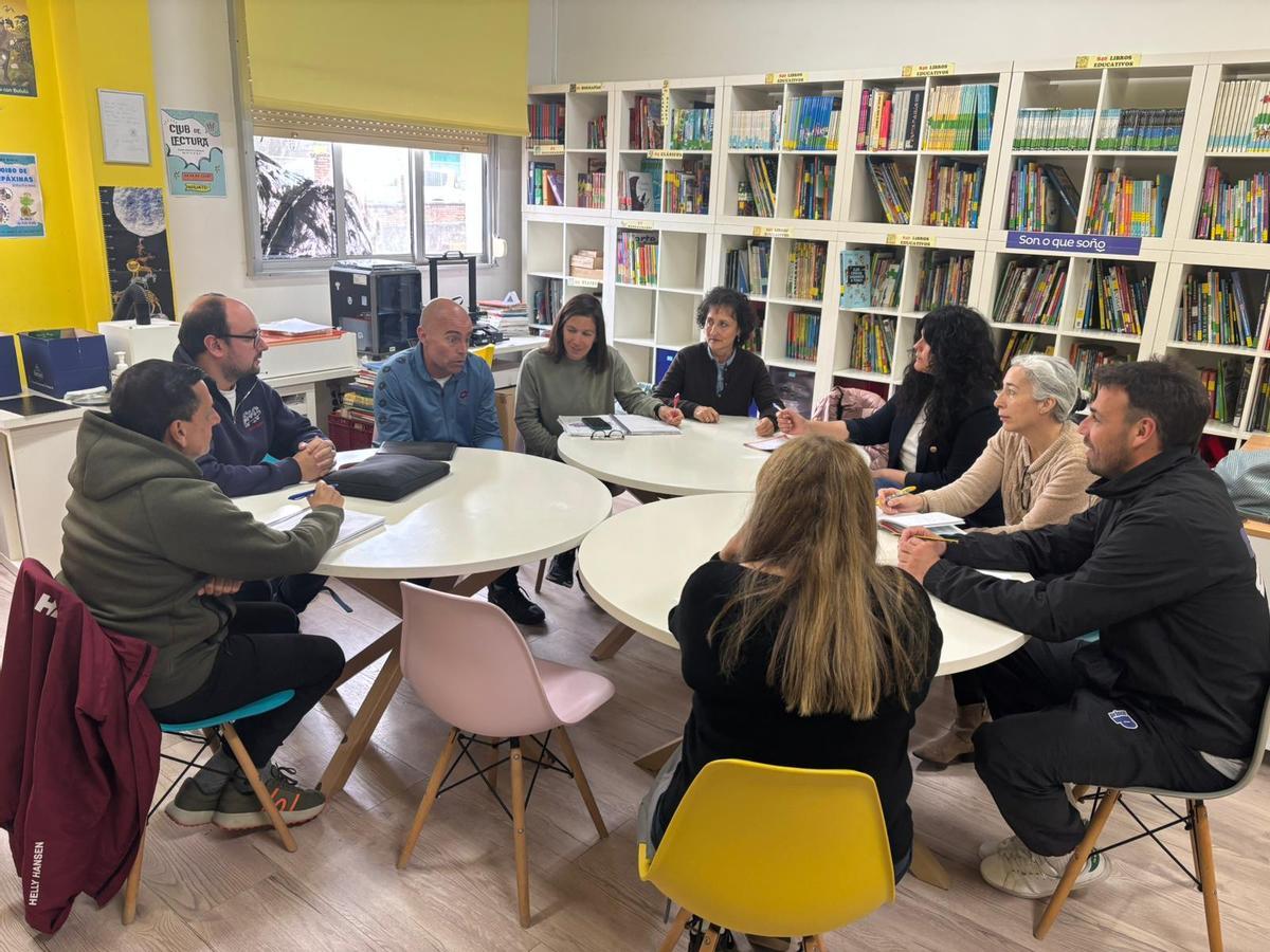 Reunión de los directores de los centros escolares con representantes d ela administración.