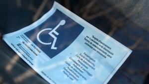 La Sindicatura demana retirar una multa d’aparcament a un home en cadira de rodes a qui la targeta va caure dins del  cotxe