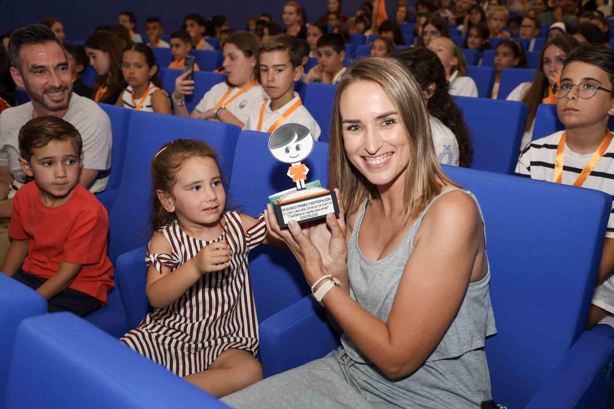 Entrega de premios del concurso infantil de relatos cortos "Cuéntame un cuento para comer" en el Club INFORMACIÓN organizado por COES