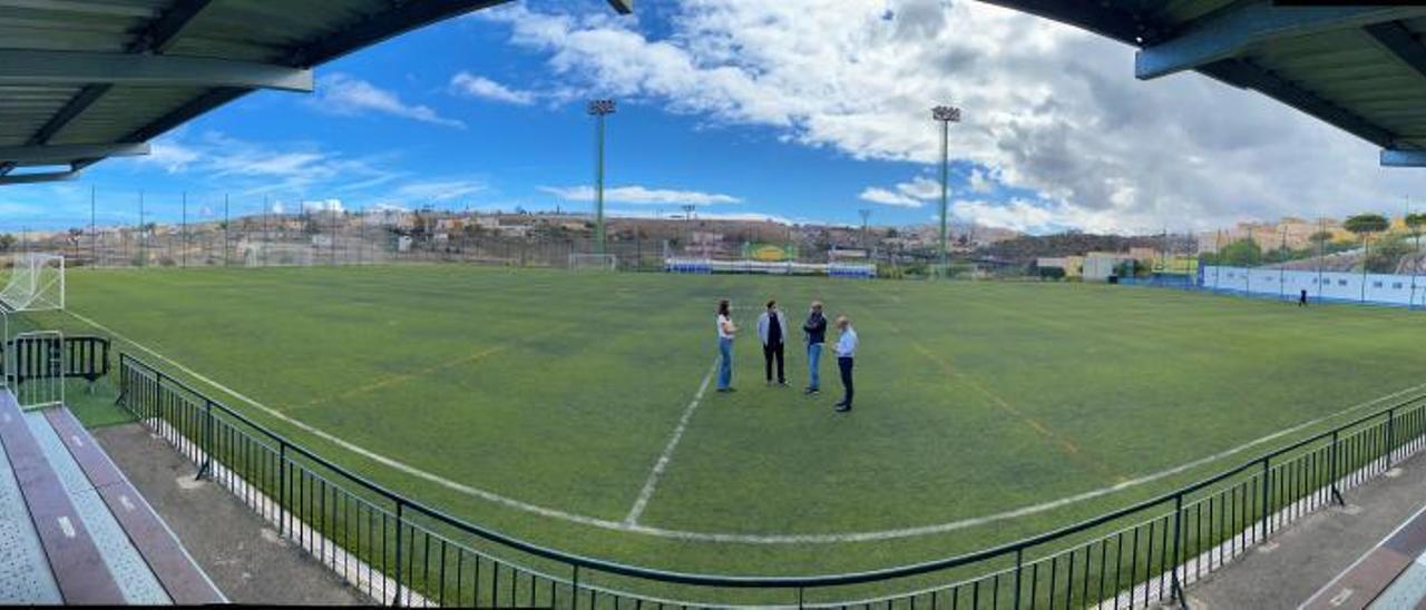 El concejal Aridany Romero, Carnevali y Leticia López en el campo de fútbol de La Mayordomía. | | LP/DLP