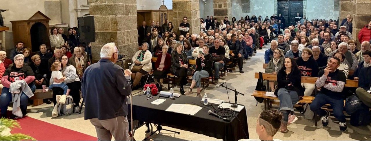 Reunión informativa celebrada no mosteiro de Soandres, na Laracha.