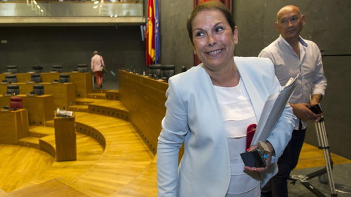 La nueva presidenta de Navarra, Uxue Barkos, tras ser elegida en el parlamento de la Comunidad Autónoma.