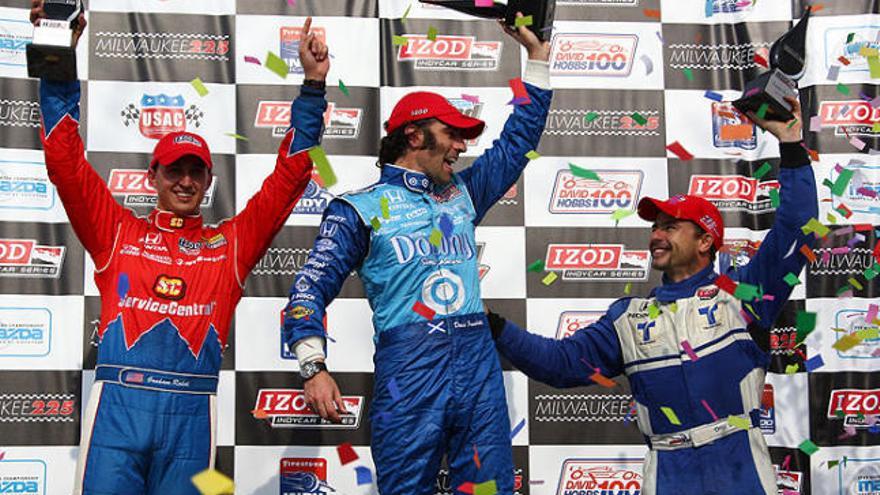 Graham Rahal, Dario Franchitti i Oriol Servià al podi de Milwaukee.