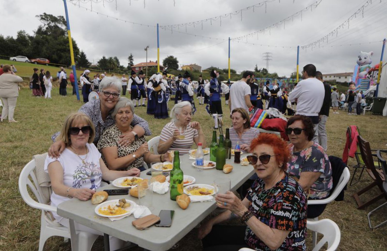 Desde la izquierda, Isabel Fernández, Olga Álvarez, Celina Líalo, Pilar Rodríguez, María Isabel García, María Jesús Rubiera y Marta Herrero, disfrutando de la paella | Fernando Rodríguez