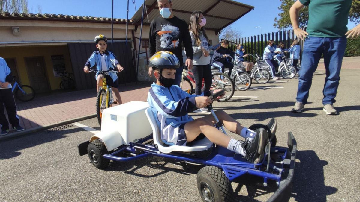 Un alumno de San Vicente de Paúl prueba uno de los cars de las instalaciones.