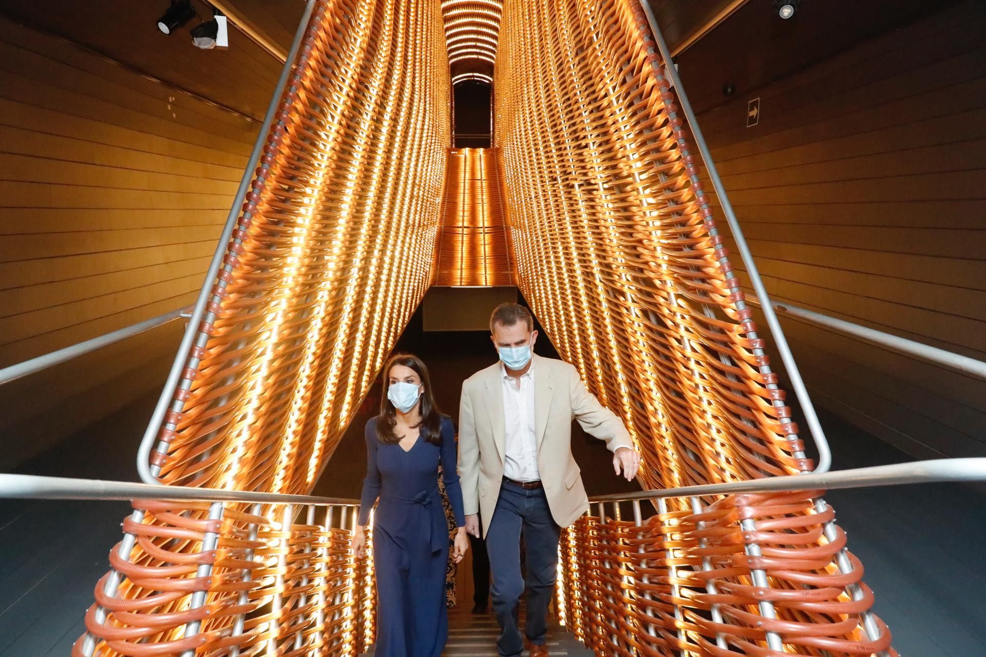 Los reyes visitan el matadero de Madrid con representantes de la cultura y rinden homenaje a Pau Donés y Rosa Maria Sardá