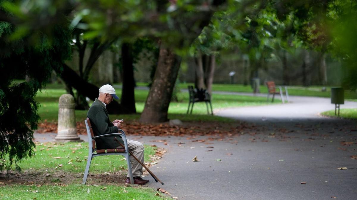 Un anciano sentado en un banco del parque Ferrera.