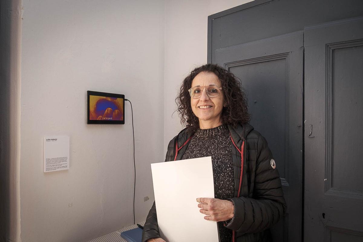 L'artista Lluïsa Xarnach amb la seva peça.