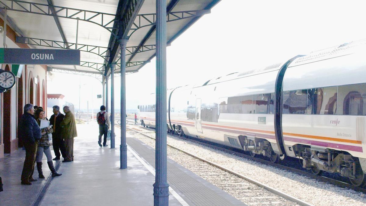 Archivo - Tren de Media Distancia en la estación de Osuna