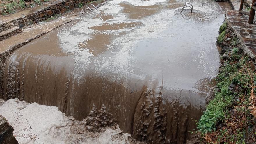 La lluvia arrastra a los cauces de los ríos los restos del incendio de Las Hurdes