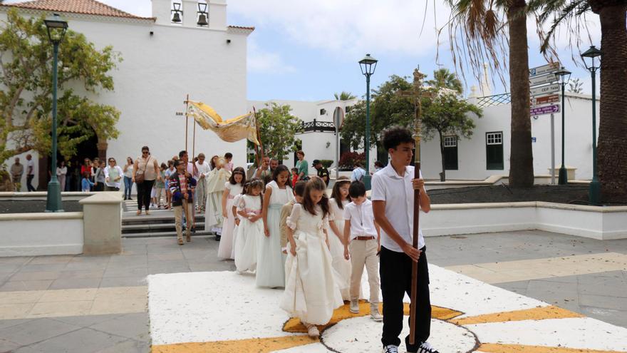 Las alfombras de sal embellecen la festividad del Corpus en Yaiza