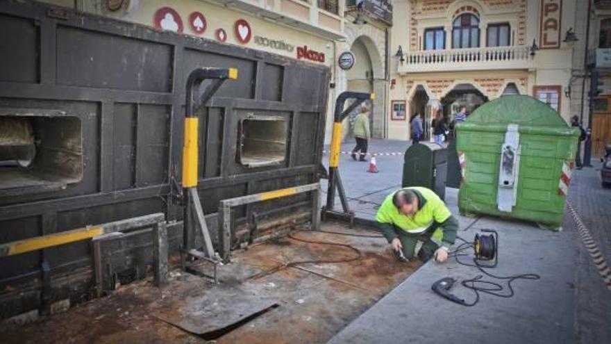 Los técnicos trabajaban ayer en la reparación de los contenedores de la plaza.