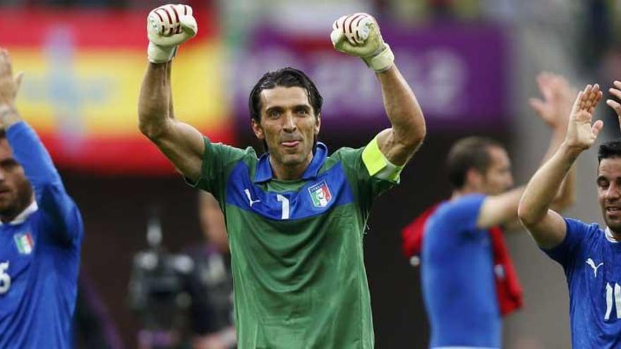 El portero Buffon saluda a los aficionados italianos.