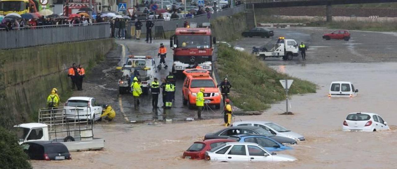 Agró censura que aún se permita aparcar en el río tras la crecida de marzo