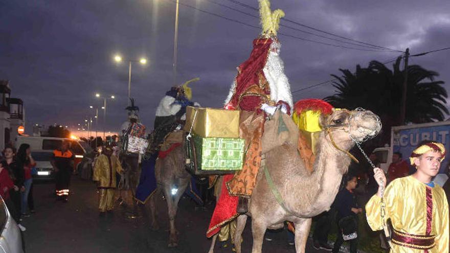 Los Reyes Magos de Oriente, ayer, en Playa Honda, en el municipio de San Bartolomé.