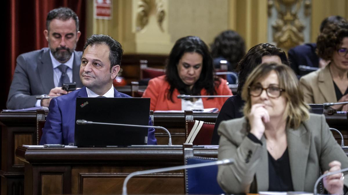 El diputado de Formentera en su escaño del Parlament balear