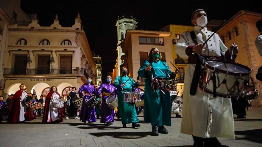 Un centenar de bombos y tambores anuncian la Semana Santa en Vila-real